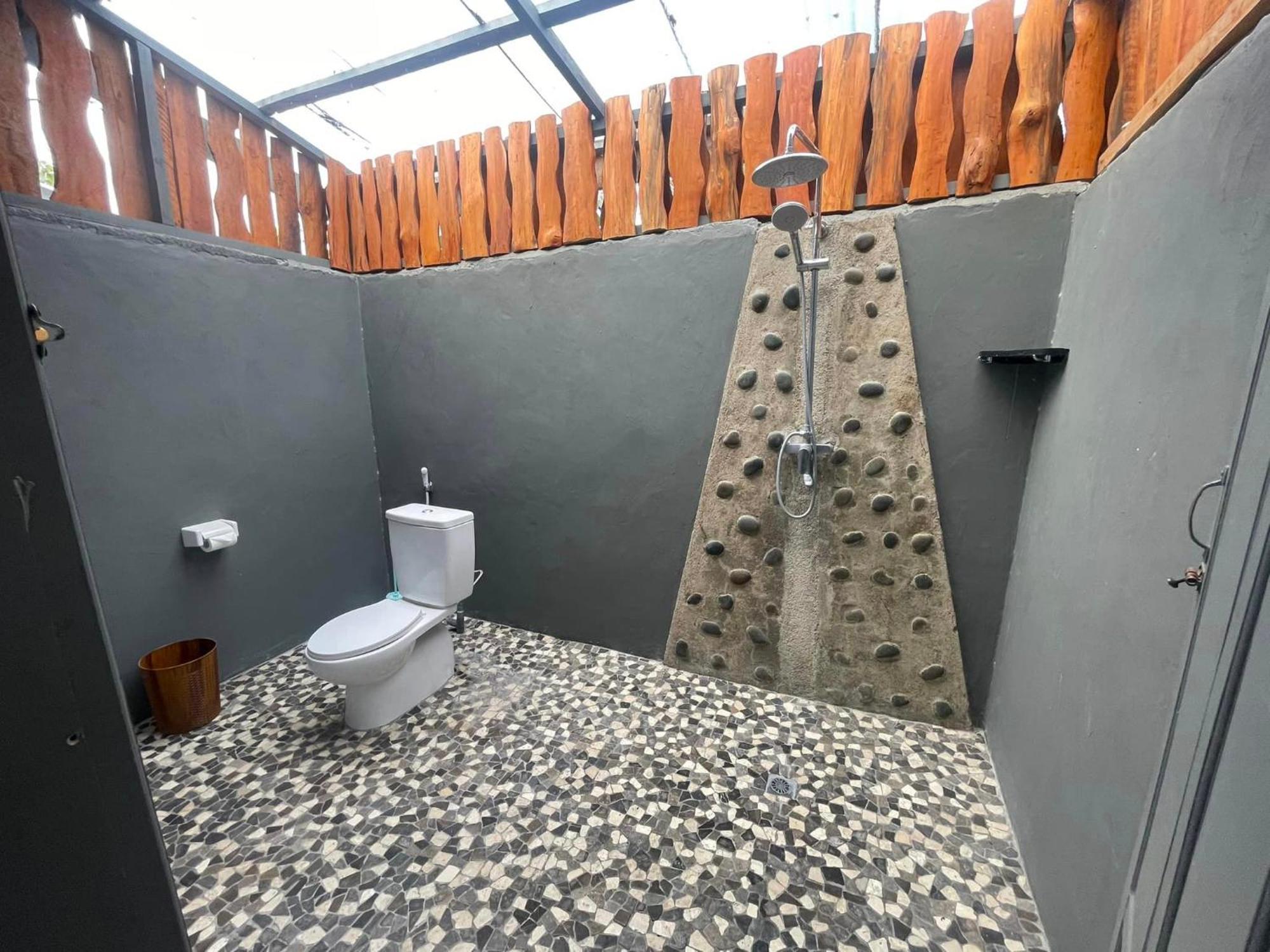 Supersuck Hotel Maluk Экстерьер фото